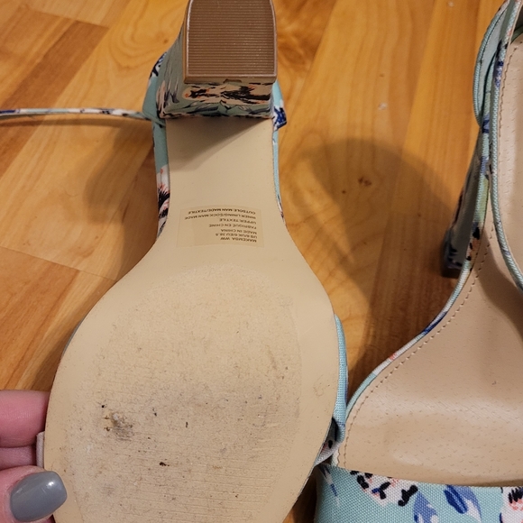 Size 8 Wide width Shoes - Picture 3 of 4